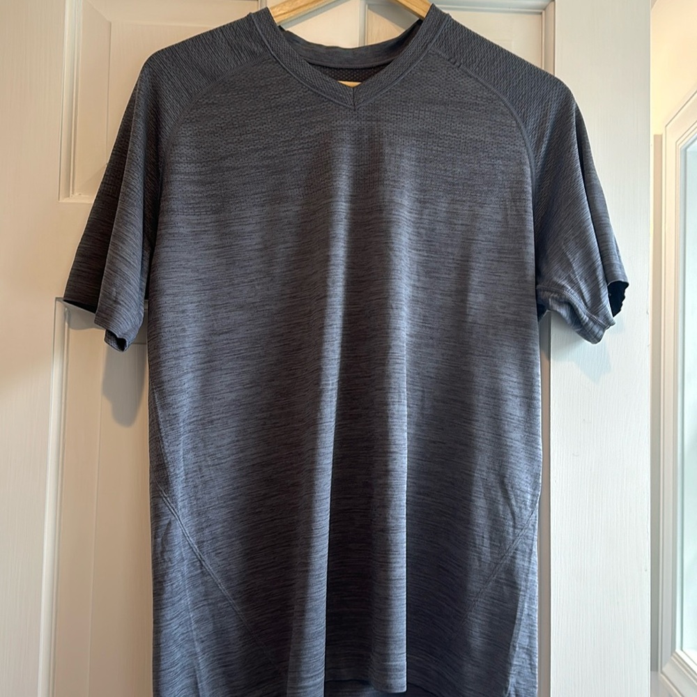 Lululemon men’s gray metal vent tech crewneck. Size;medium